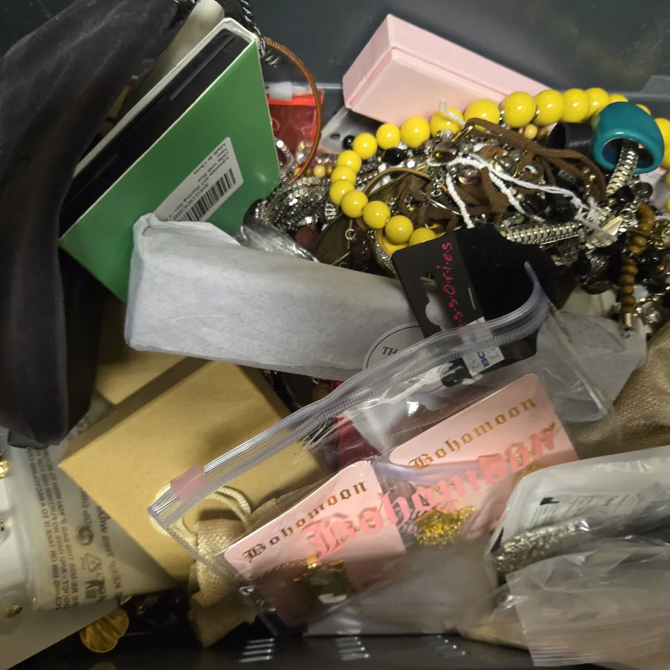 APPROXIMATELY 18 ASSORTED JEWELLERY ITEMS TO INCLUDE - NECKLACE , BRAGLE , EARRINGS ETC