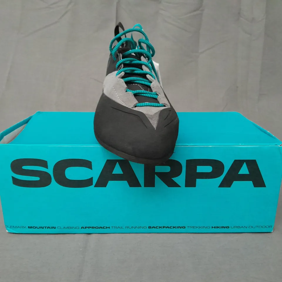 BOXED PAIR OF SCARPA SHOES IN BLACK/GREY UK SIZE 7