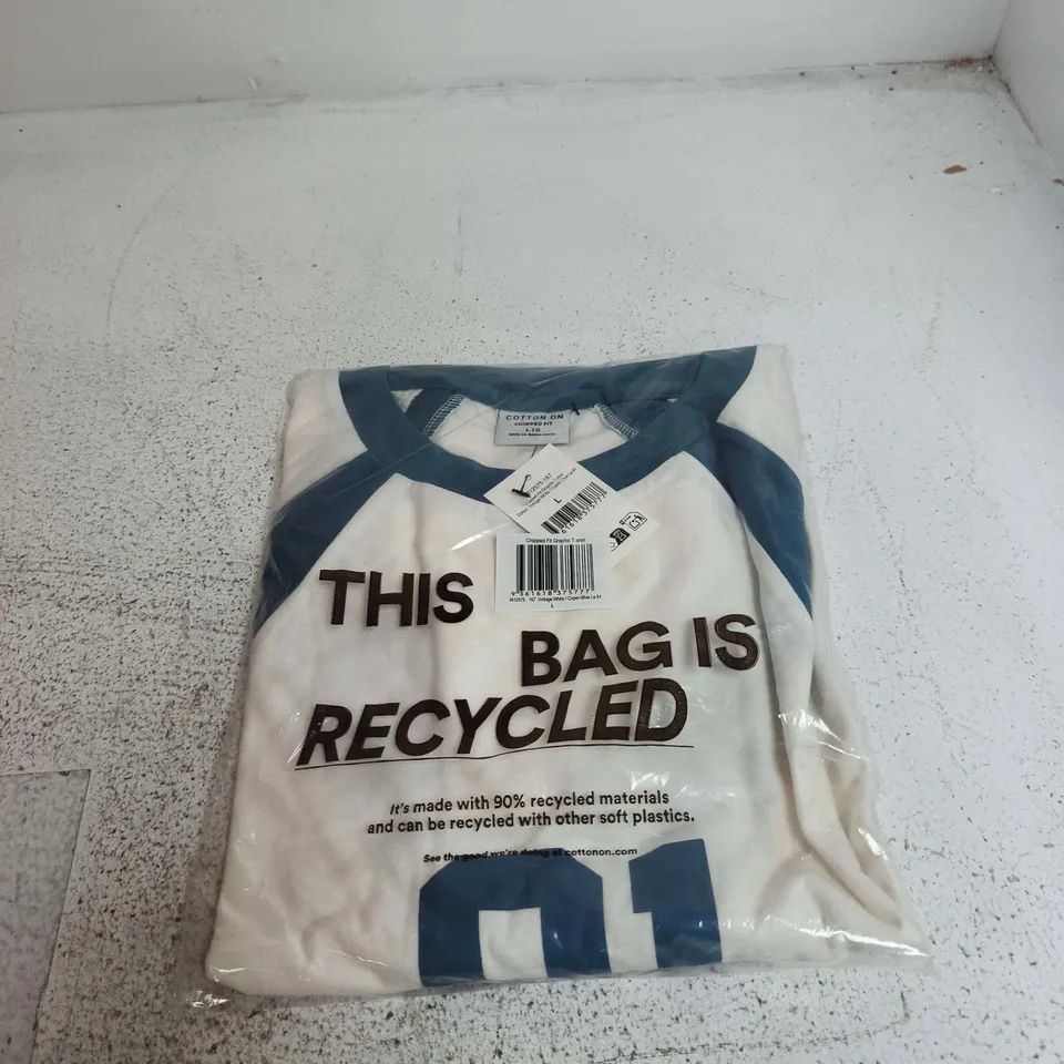 BOX OF APPROXIMATELY 20 ASSORTED CLOTHING ITEMS TO INCLUDE CROPPED FIT GRAPHIC T SHIRT LARGE ETC