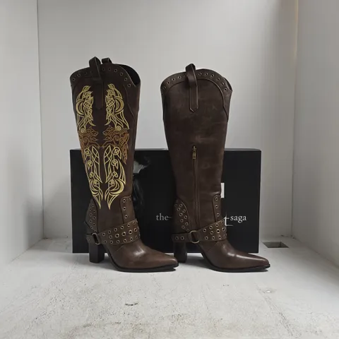 BOXED PAIR OF KOI X THE TWILIGHT SAGA - CHILDREN OF THE MOON COWBOY BOOTS IN BROWN SIZE UK 8