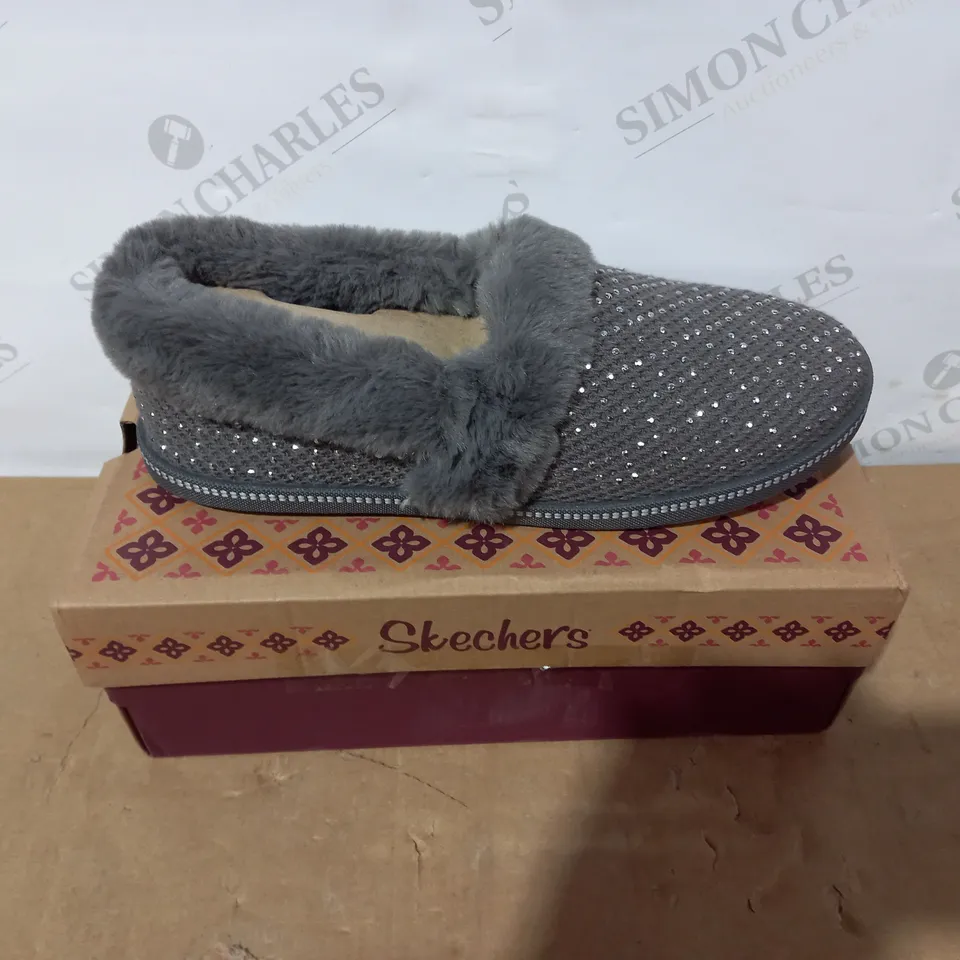 BOXED PAIR OF SKECHERS SLIPPERS - SIZE 7