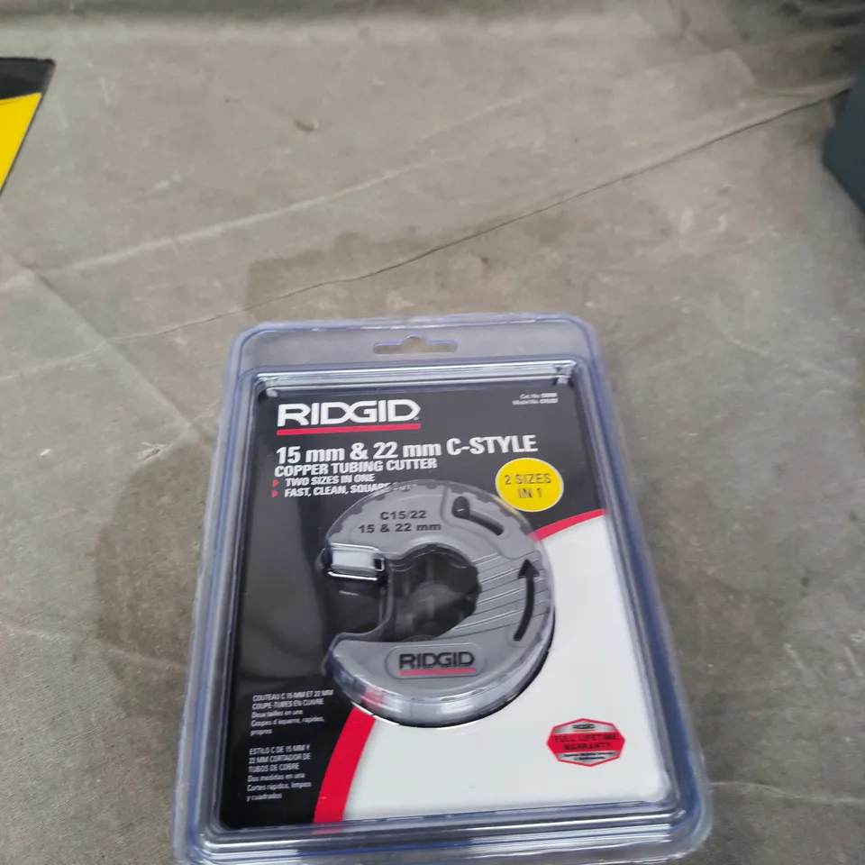 APPROXIMATELY 12 ASSORTED HOUSEHOLD ITEMS INCLUDING SCISSORS , RIDGID COPPER TUBING CUTTER AND KIMURA PRUNING SAW