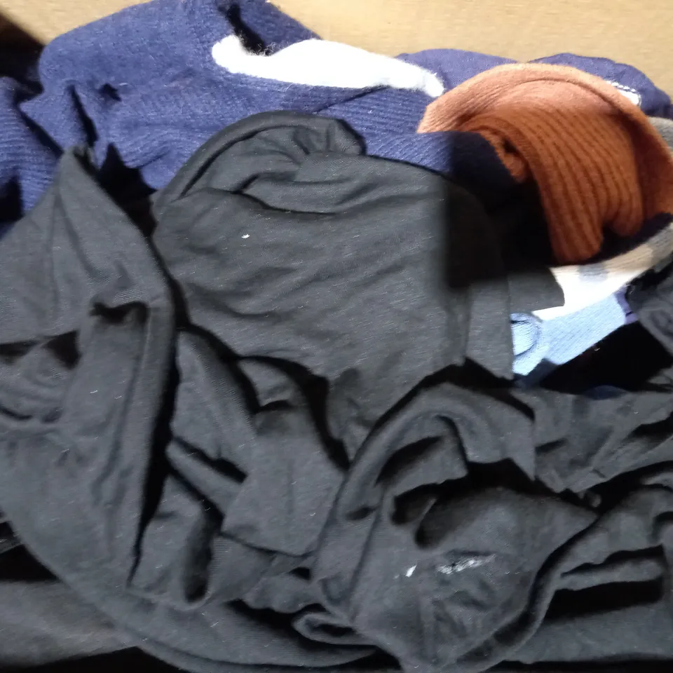 BOX OF APPROXIMATELY 10 ASSORTED CLOTHING ITEMS IN VARIOUS STYLES AND SIZES TO INCLUDE D & CO, COZEE HOME, IZABEL LONDON, ETC