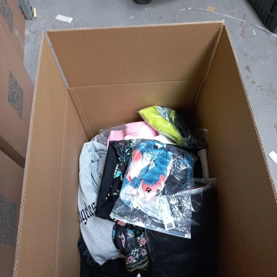 BOX OF APPROXIMATELY 20 ASSORTED CLOTHING ITEMS IN DIFFERENT COLOURS, SIZES AND STYLES