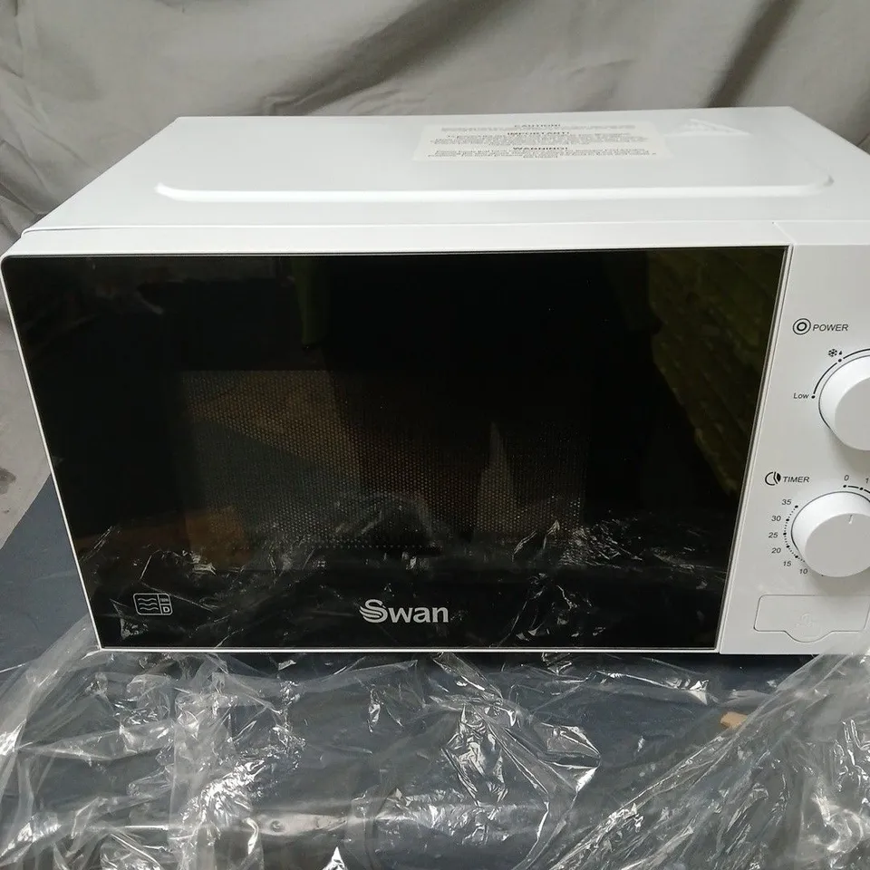 BOXED SWAN 20L 700W MANUAL MICROWAVE IN WHITE - COLLECTION ONLY