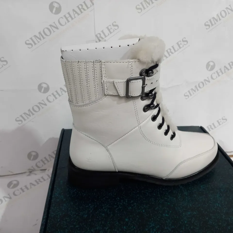 BOXED EMU AUSTRALIA COCONUT EXPLORER BOOTS - SIZE 6