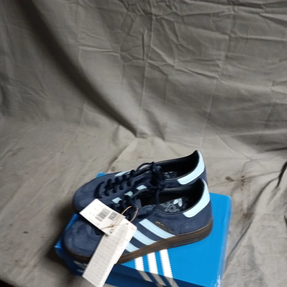 ADIDAS HANDBALL SPEZIAL SNEAKERS – NAVY/LIGHT BLUE, UK 6 (US 6.5)