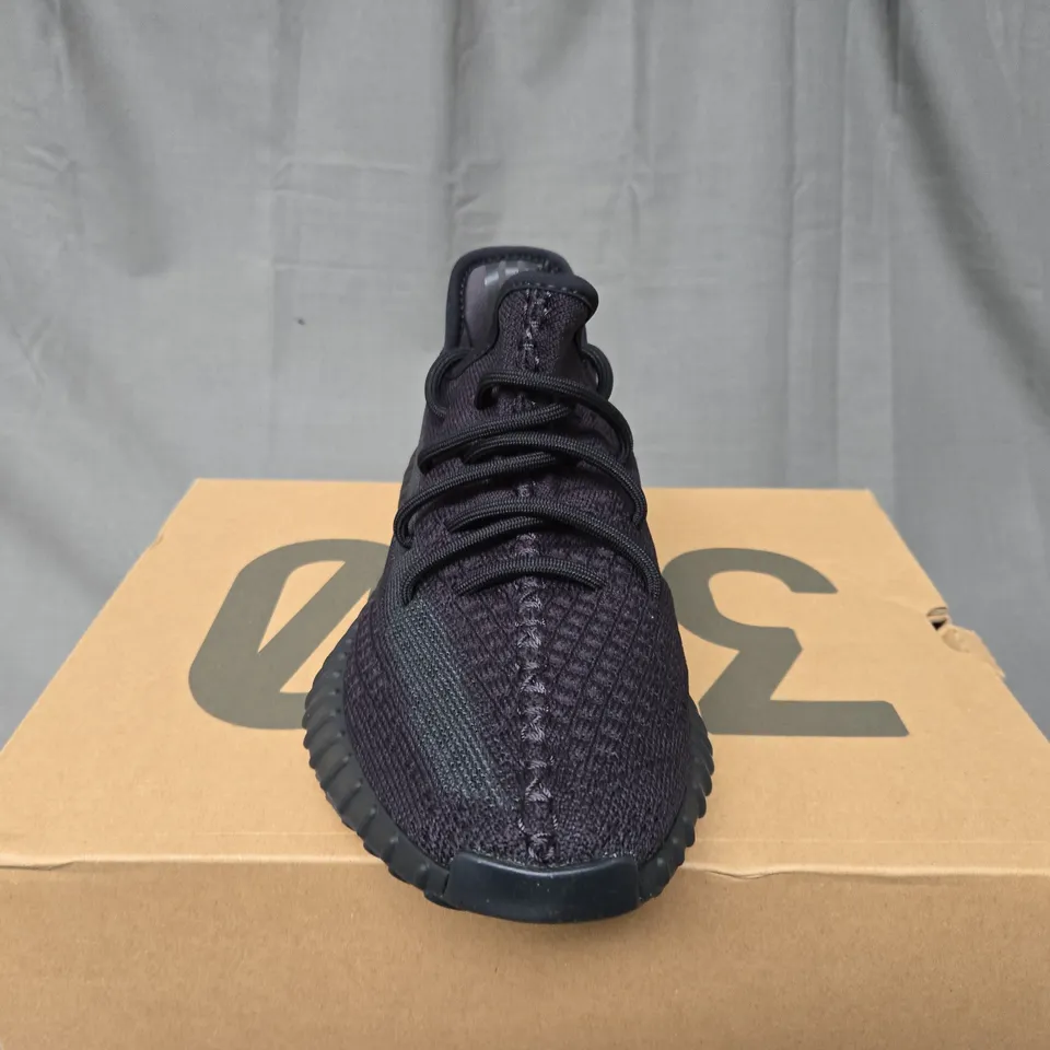 BOXED ADIDAS YEEZY BOOST 350 V2 ONYX TRAINERS - UK 6 1/2