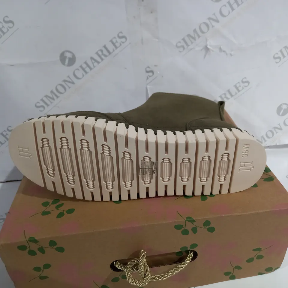 BOXED PAIR OF ILSE JACOBSEN SHES SIZE 38