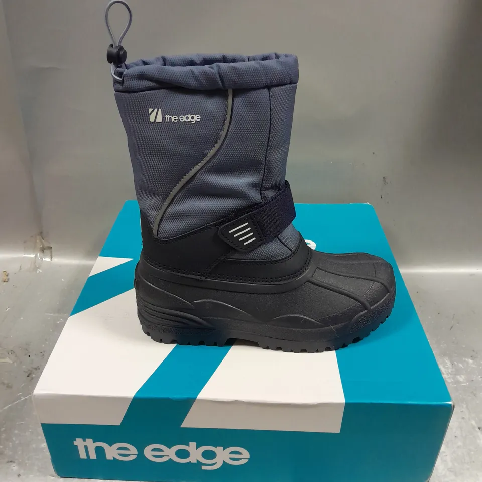 BOXED PAIR OF THE EDGE ASPEN SNOW BOOTS IN NAVY SIZE UK 6