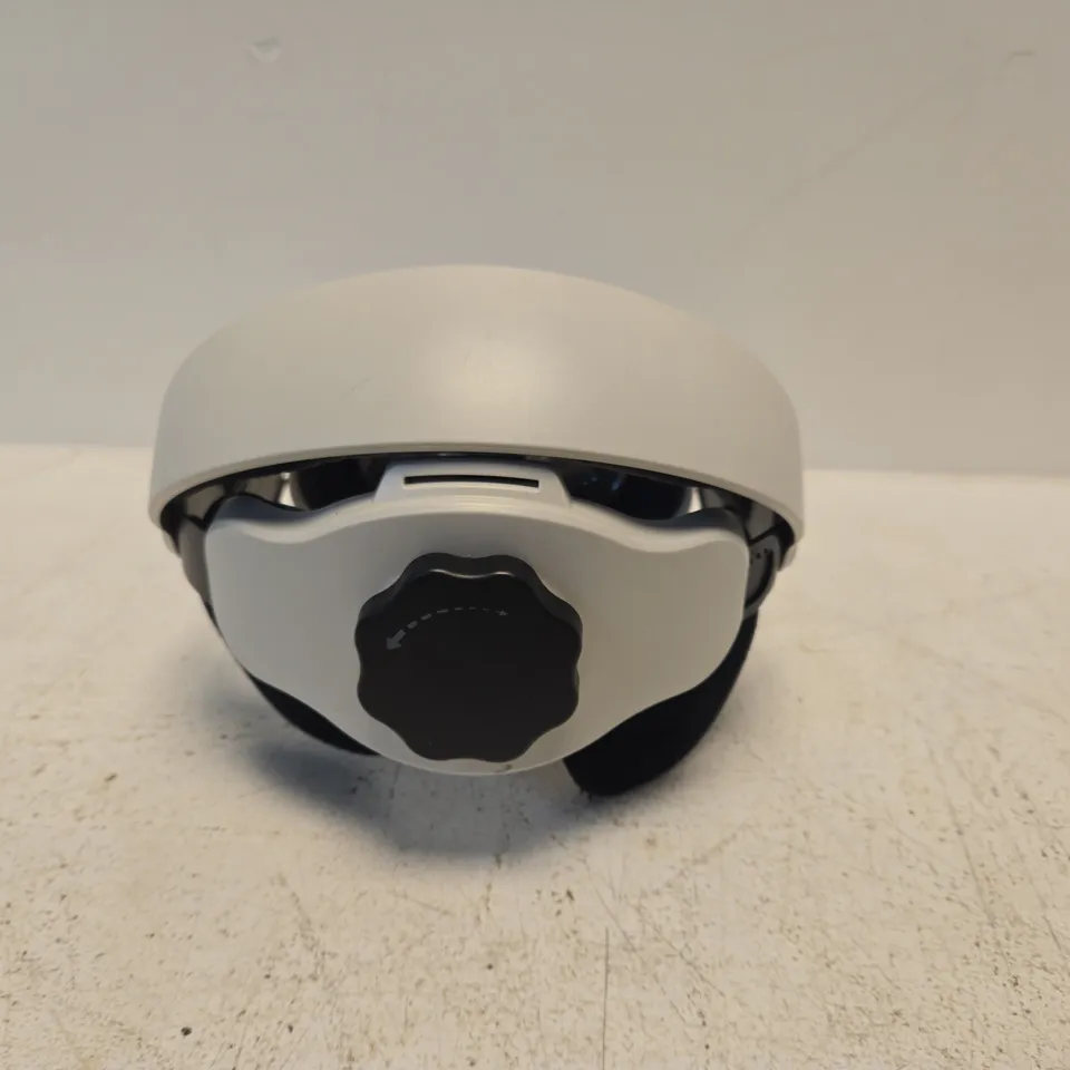 VIRTUAL REALITY HEADSET WITH CONTROLLERS – WHITE