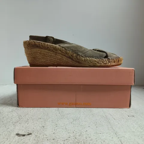 BOXED PAIR OF GAIMO PEEP TOE WEDGE SLINGBACK SANDALS IN TAUPE SIZE EU 41