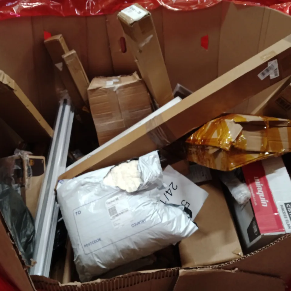 PALLET OF ASSORTED HOUSEHOLD GOODS AND PRODUCTS TO INCLUDE;ROLLER BLINDS, BLANKET, PHOTO FRAME