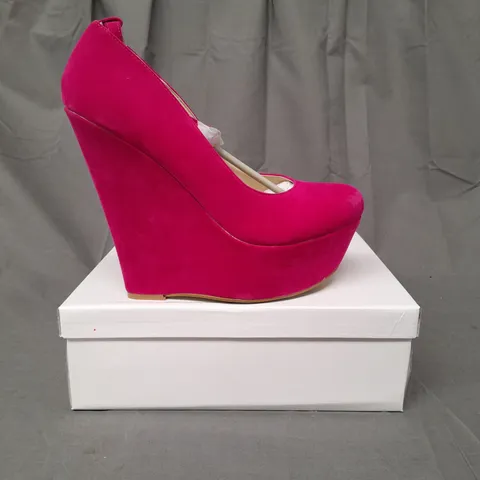 BOXED PAIR OF KOI COUTURE HR5 PLATFORM HIGH WEDGE FAUX SUEDE SHOES IN FUCHSIA SIZE 8