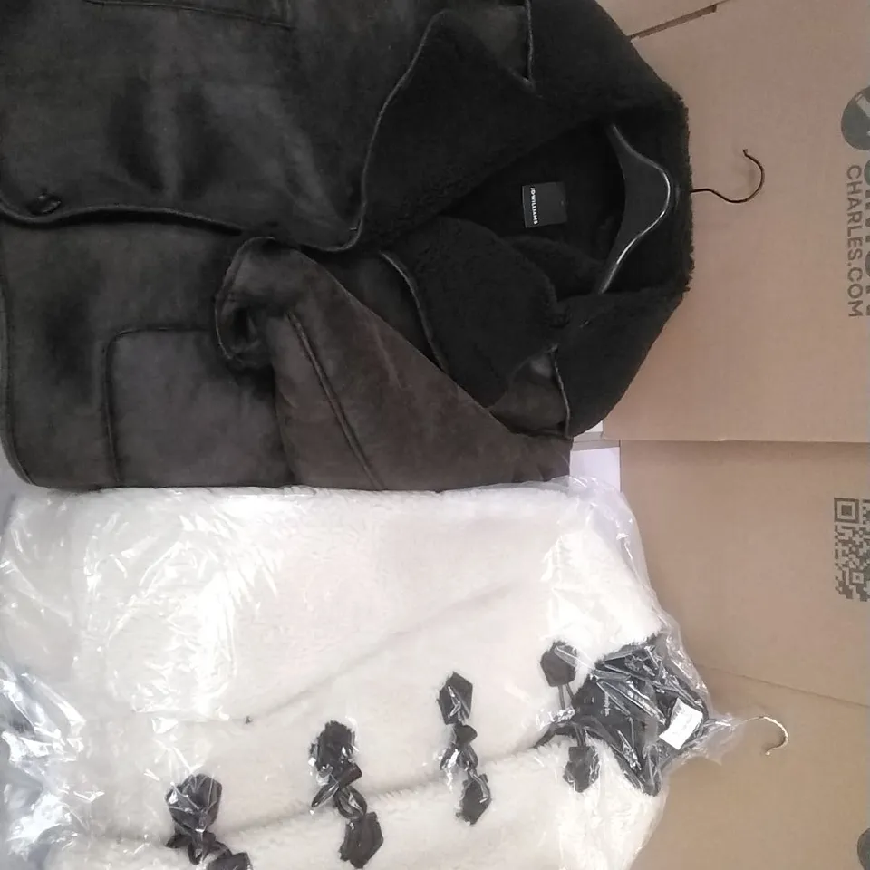 A PALLET CONTAINING APPROXIMATELY 70 BRAND NEW DESIGNER WOMEN'S CLOTHES WHICH INCLUDE; VARIOUS JD WILLIAMS JACKETS ETC
