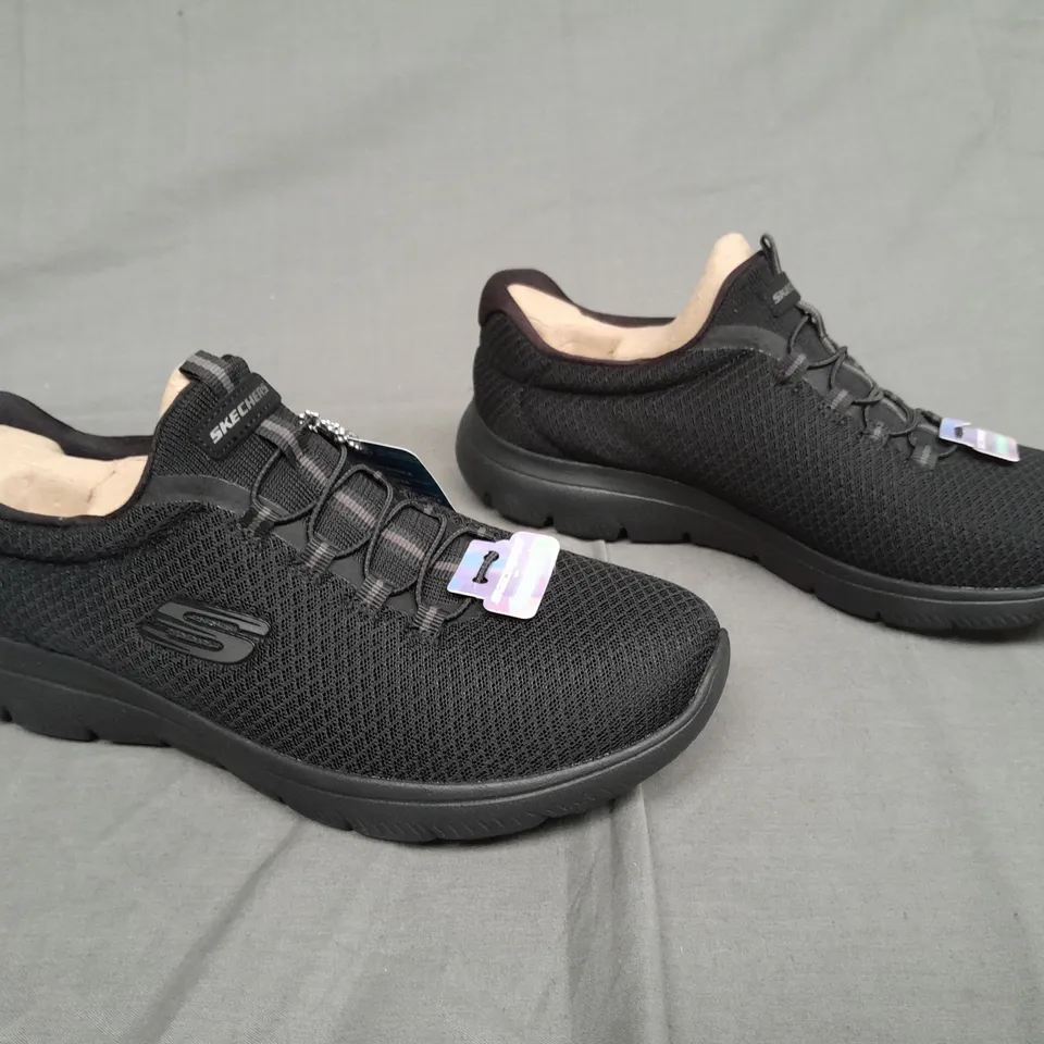 BOXED PAIR OF SKETCHERS MEMORY FOAM SUMMITS IN LBACK SIZE 9.5