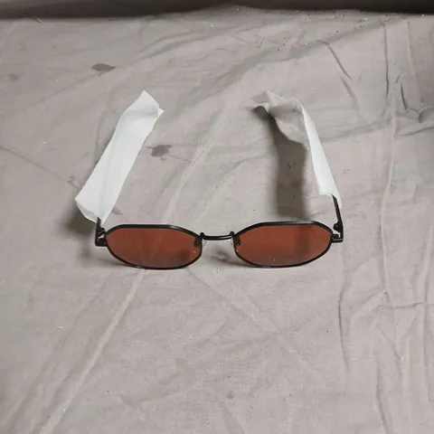 SIMPLIFY SUNGLASSES WITH ORANGE LENSES AND BLACK METAL FRAME – INCLUDES WHITE DRAWSTRING POUCH