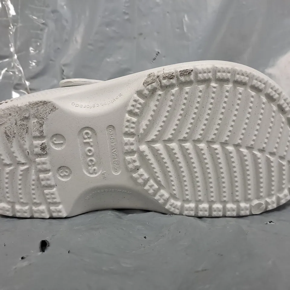 PAIR OF CROCS CLASSIC KIDS CLOGS IN GREY SIZE UK J3