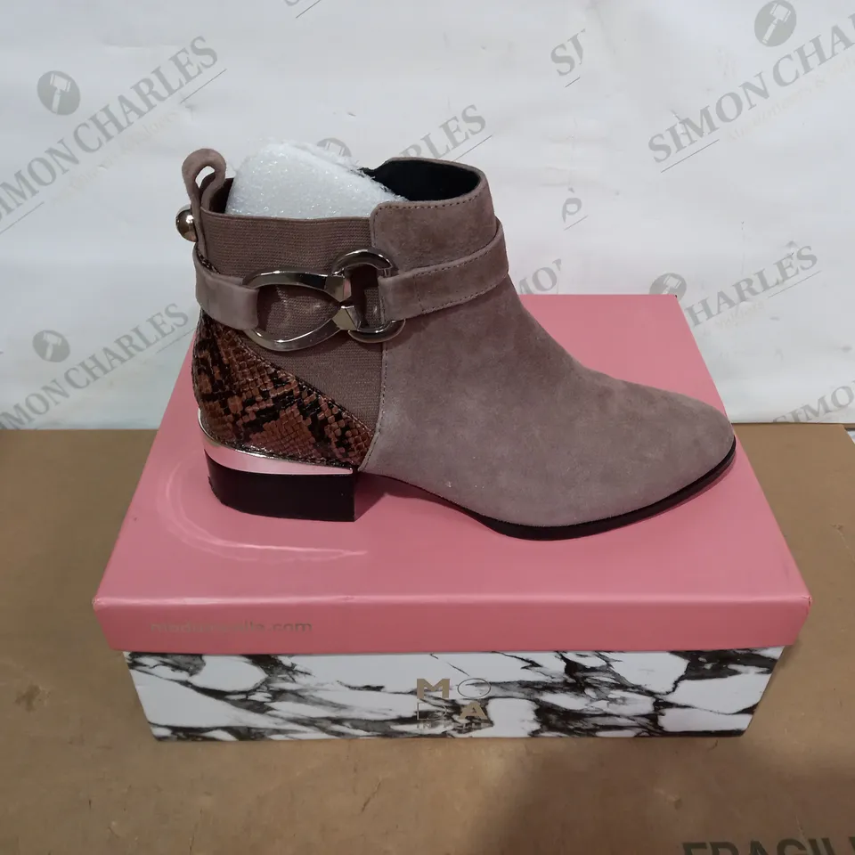 BOXED PAIR OF MODA IN PELLE BOOTS - SIZE 38