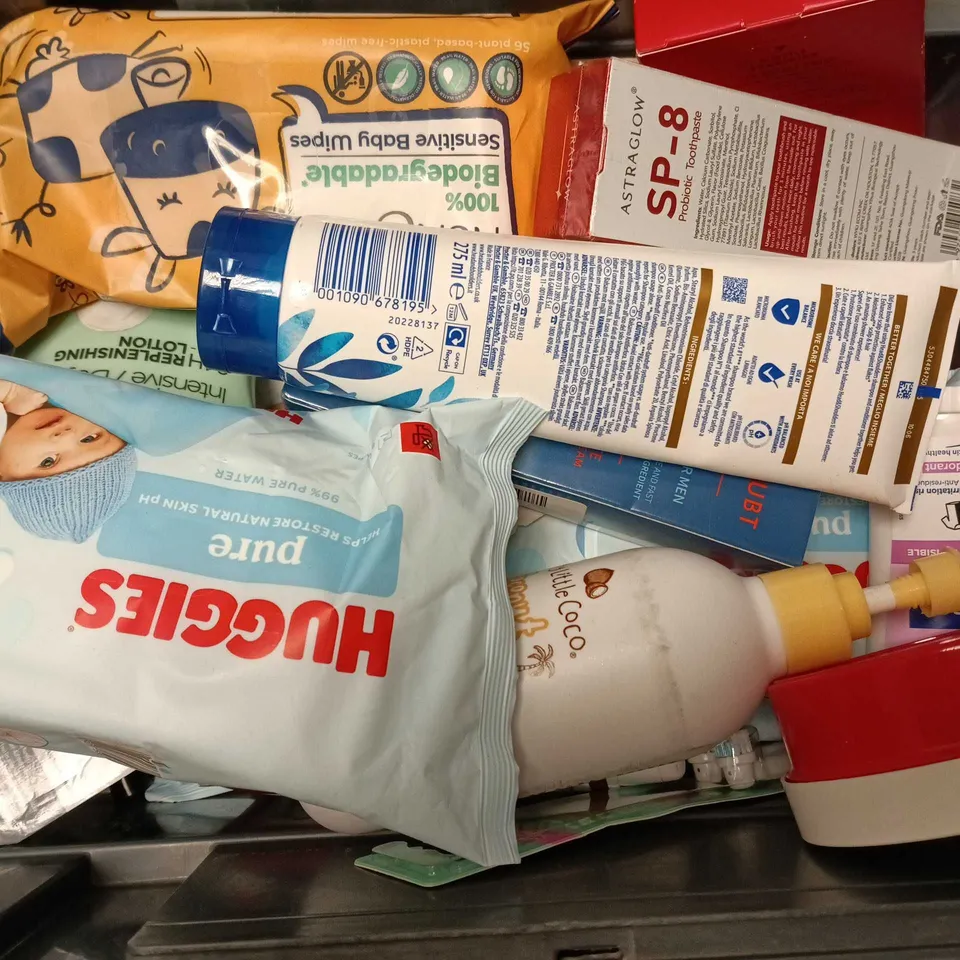 APPROXIMATELY 12 ASSORTED HEALTH & BEAUTY PRODUCTS TO INCLUDE HUGGIES PURE, HEAD & SHOULDERS CONDITIONER, SP-8 PROBIOTIC TOOTHPASTE, ETC