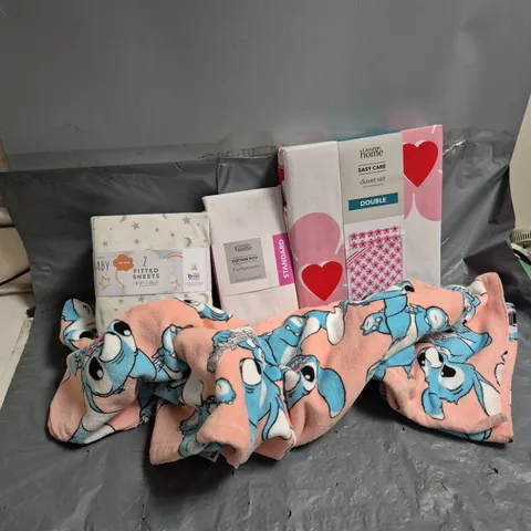 APPROXIMATELY 10 ASSORTED ITEMS TO INCLUDE BEACH TOWEL, DOUBLE HEART DUVET SET, COTTON RICH PILLOWCASES, ETC