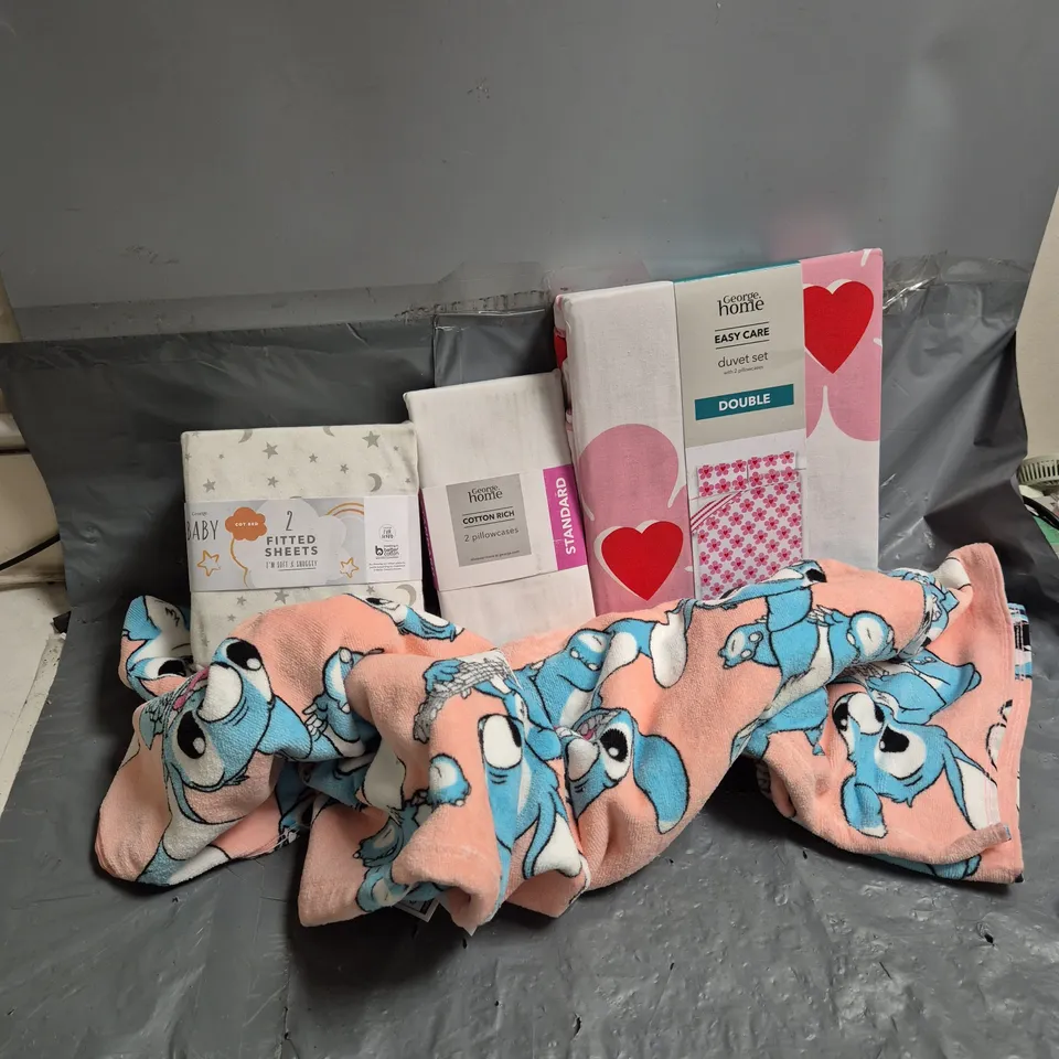 APPROXIMATELY 10 ASSORTED ITEMS TO INCLUDE BEACH TOWEL, DOUBLE HEART DUVET SET, COTTON RICH PILLOWCASES, ETC