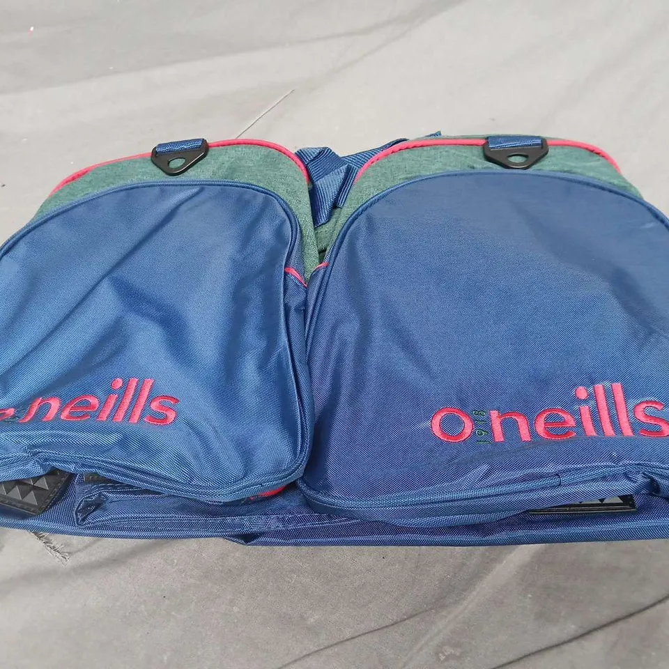 O'NEILLS BEDFORD GRIP BAG BLUE/GREEN WITH RED TRIM