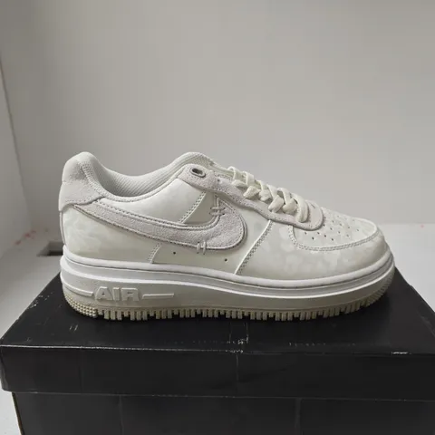 NIKE AIR FORCE 1 LOW LUXE SUMMIT WHITE LIGHT BONE UK 7.5 BOXED
