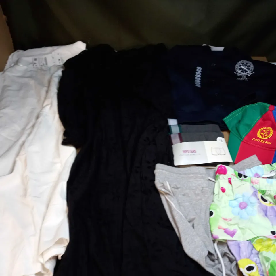 LARGE QUANTITY OF ASSORTED CLOTHING TO INCLUDE DRESSES, JUMPERS, SHORTS, T-SHIRTS, ETC