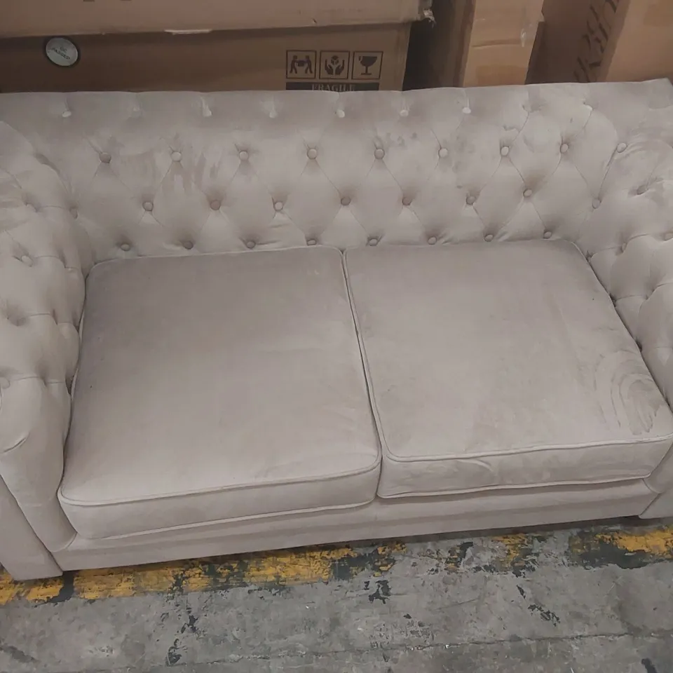 QUALITY DESIGNER VELVET UPHOLSTERED 2-SEATER CHESTERFIELD SOFA