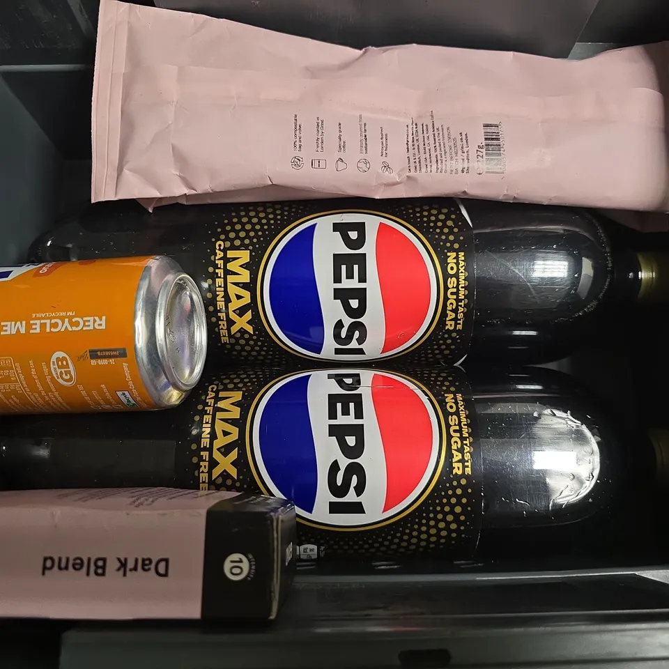APPROXIMATELY 8 ASSORTED FOOD & DRINK ITEMS TO INCLUDE - PEACE TEA PEACH , GRIND LIGHT BLEND ETC