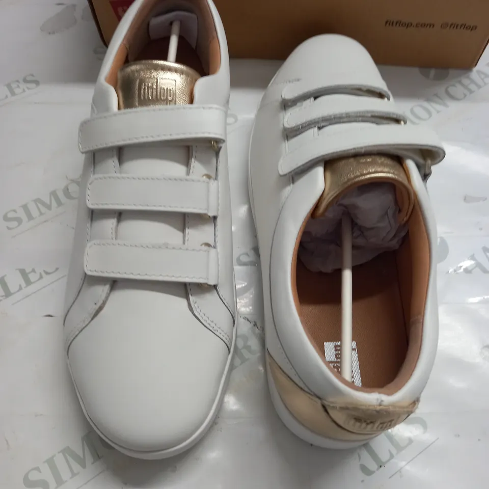 BOXED PAIR OF FIT FLOP RALLY METALLIC BACK LEATHER STRAP SNEAKERS IN WHITE - UK 8