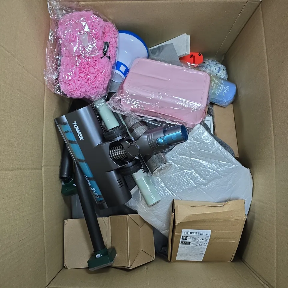 APPROXIMATELY 15 ASSORTED HOUSEHOLD PRODUCTS TO INCLUDE TOWER VACUUM CLEANER HEAD, SOLAR LIGHTS, HOME DÉCOR ETC 