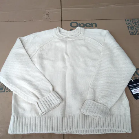 ABERCROMBIE & FITCH CO. WHITE KNIT SWEATER – SIZE M