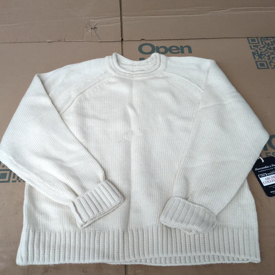 ABERCROMBIE & FITCH CO. WHITE KNIT SWEATER – SIZE M