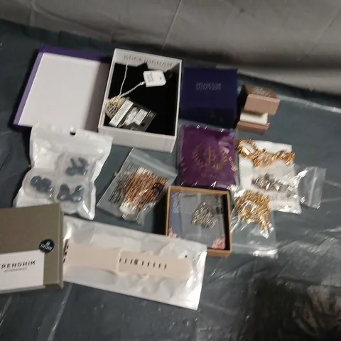 LARGE QUANTITY OF ASSORTED JEWLLERY AND ACCESSORIES