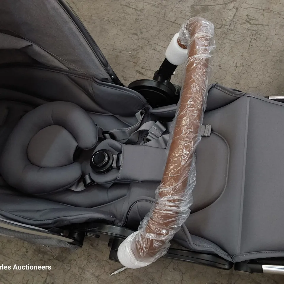 MAMAS & PAPAS CARRYCOT & STROLLER SEAT GREY