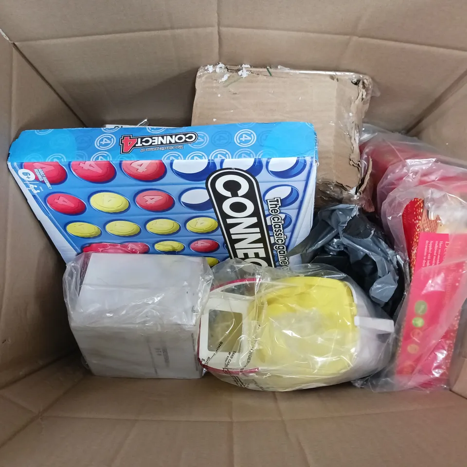 APPROXIMATELY 5 ASSORTED ITEMS TO INCKUDE CONNECT 4, SNOWGLOBE, BATH TOY, ETC