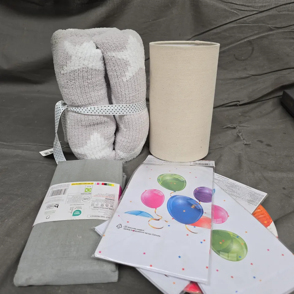 BOX OF APPROX 15 ASSORTED HOUSEHOLD ITEMS TO INCLUDE PAPER PLATES , BALLOONS , CUSHIONS , ETC 
