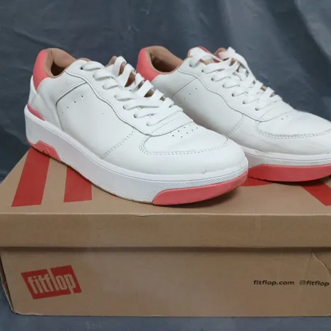 BOXED PAIR OF FITFLOP RALLY LEATHER SNEAKERS IN WHITE/ROSY CORAL SIZE 5