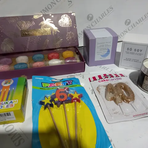 BOX OF ITEMS APPROXIMATELY 10 ASSORTED CANDLES INCLUDING YANKEE, SO SOY, SEASON OF THE WITCH ETC