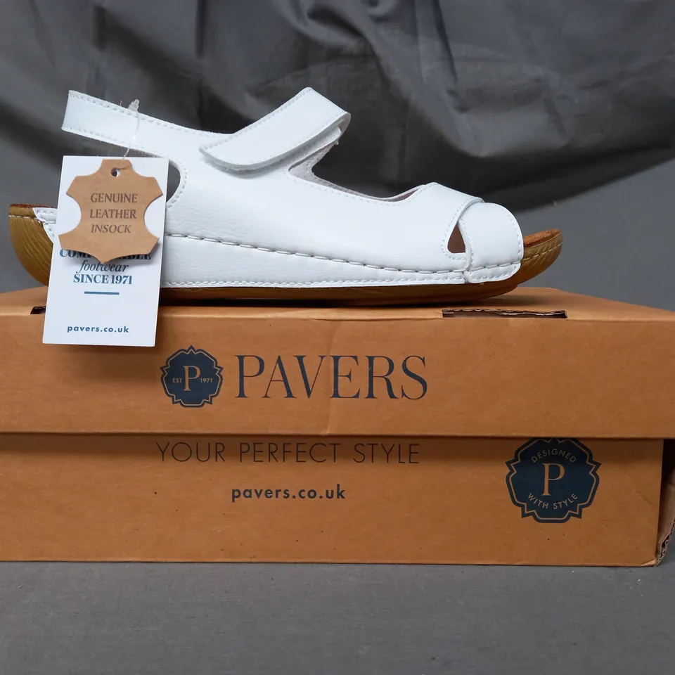 BOXED PAIR OF PAVERS OPEN TOE SANDALS IN WHITE EU SIZE 35