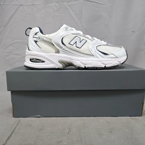 BOXED PAIR OF NEW BALANCE 530 TRAINERS IN WHITE/SILVER/NAVY SIZE UK 5