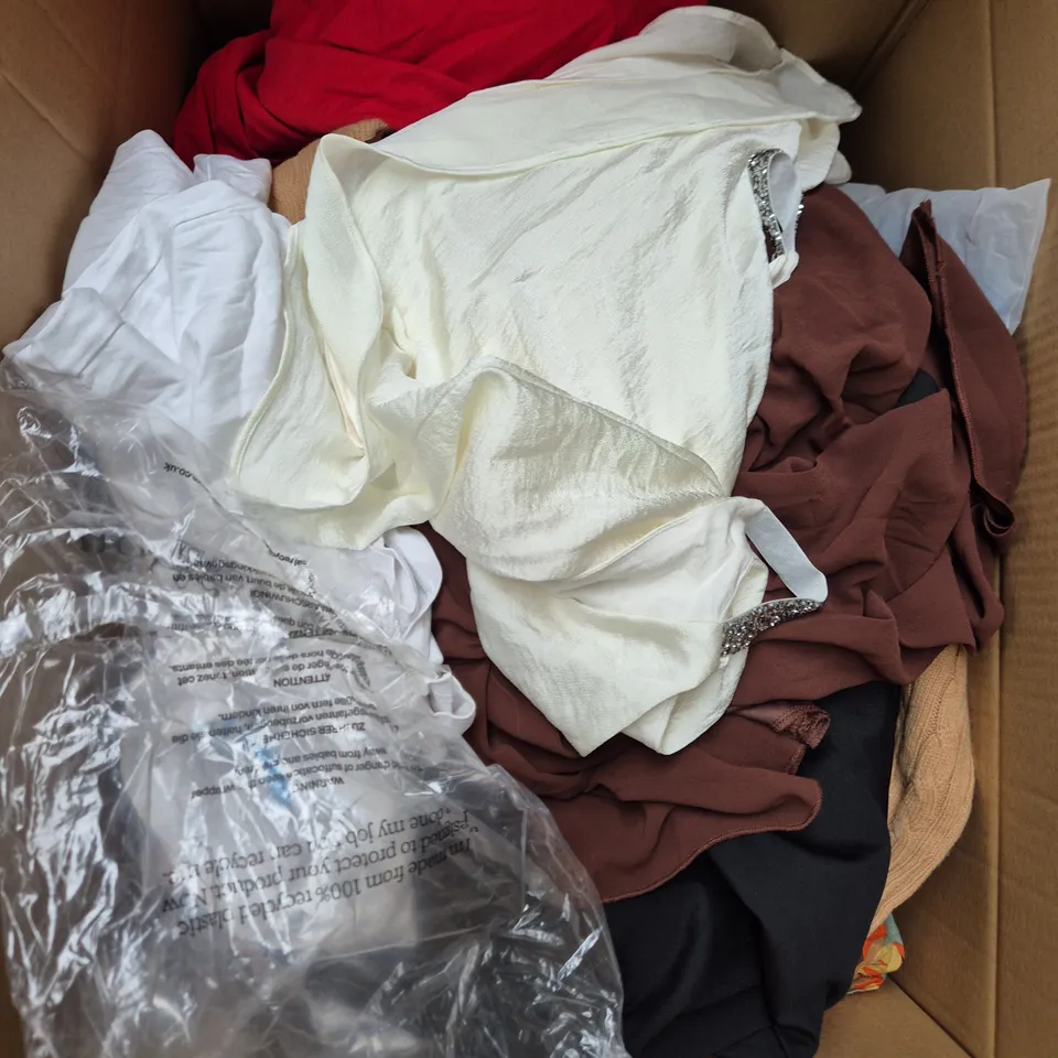 APPROXIMATELY 25 ASSORTED CLOTHING PRODUCTS IN VARIOUS STYLES & SIZES 