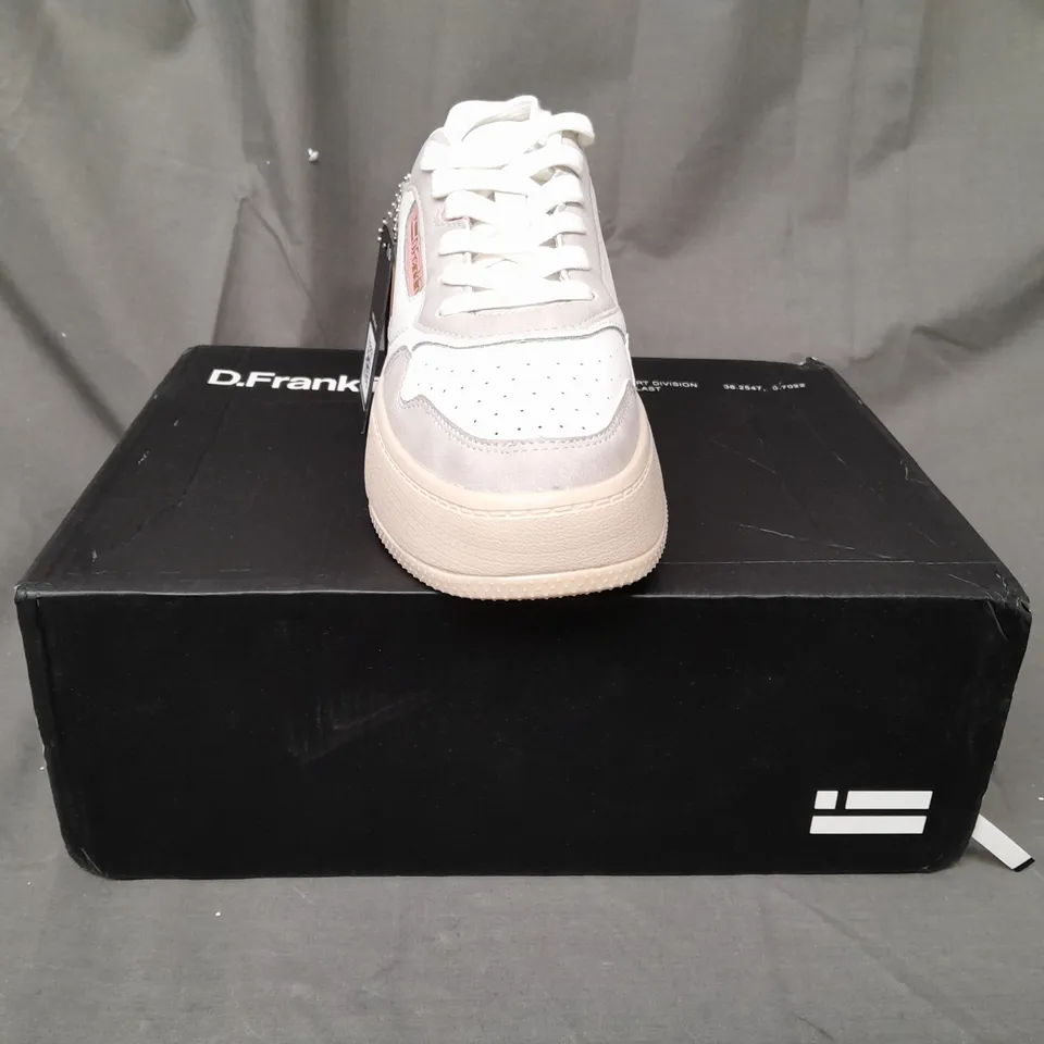 BOXED PAIR OF D.FRANKLIN SHOES IN WHITE/PINK EU SIZE 37