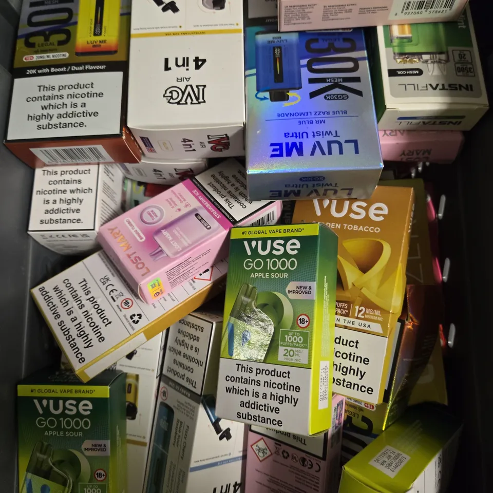APPROXIMATELY 20 ASSORTED E-CIGARETTE & VAPING ITEMS IN VARIOUS BRANDS 