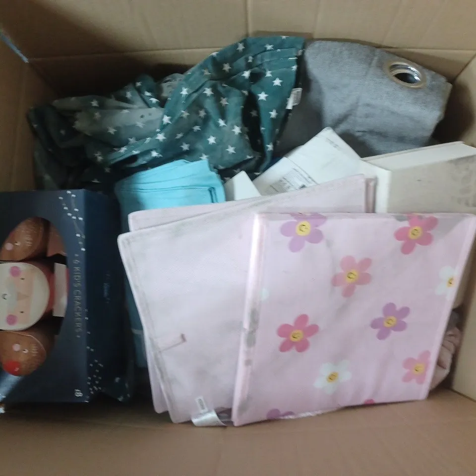 APPROXIMATELY 8 ASSORTED ITEMS TO INCLUDE KIDS CHRISTMAS CRACKERS, EASY CARE FITTED SHEET KING, CURTAINS, ETC