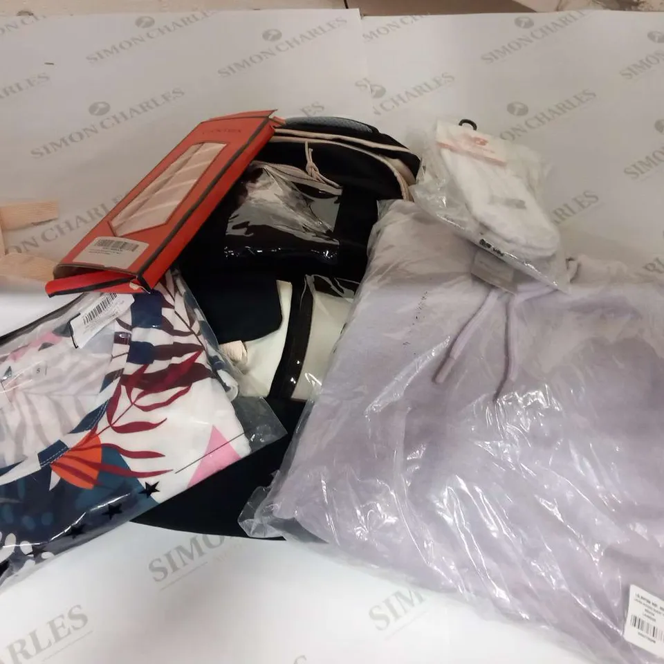 APPORXIMATELY 20 ITEMS OF ASSORTED CLOTHING AND ACCESSORIES TO INCLUDE;