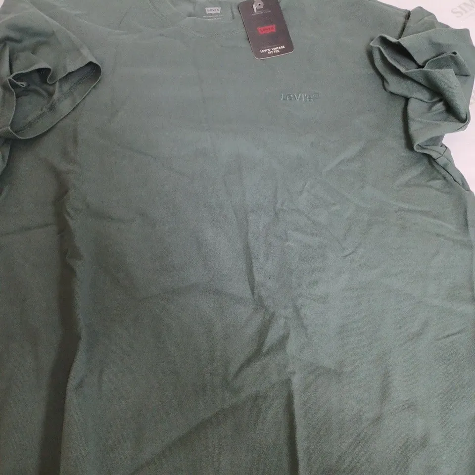LEVI'S VINTAGE FIT IN KHAKI T-SHIRT - LARGE