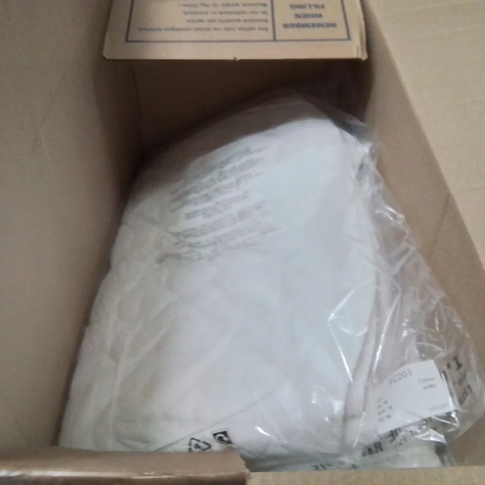 BOXED BRAND NEW APPROXIMATELY 4 SIMPLY  BE QUILTED JACKETS WHITE 